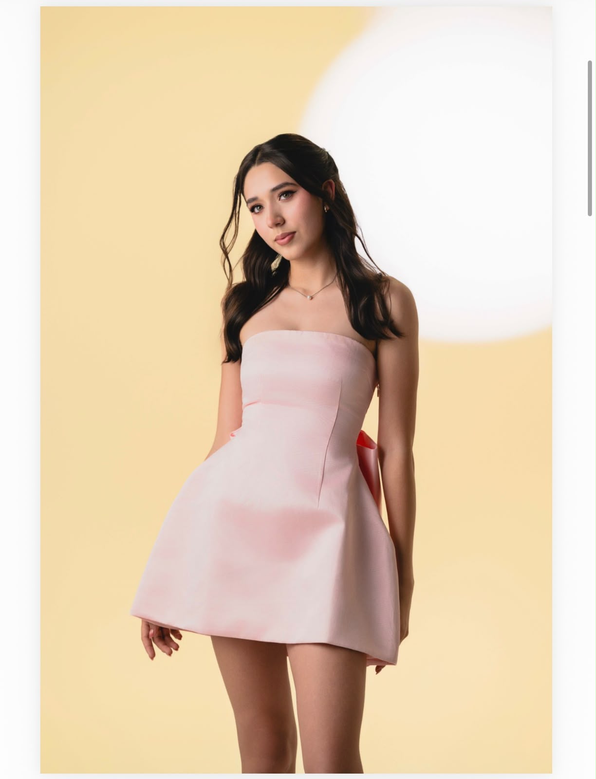 Natalia posando con su vestido rosa